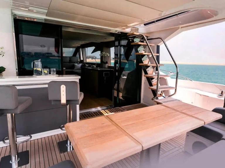 Noleggiare una Sunseeker Manhattan 70 a Dubai Marina