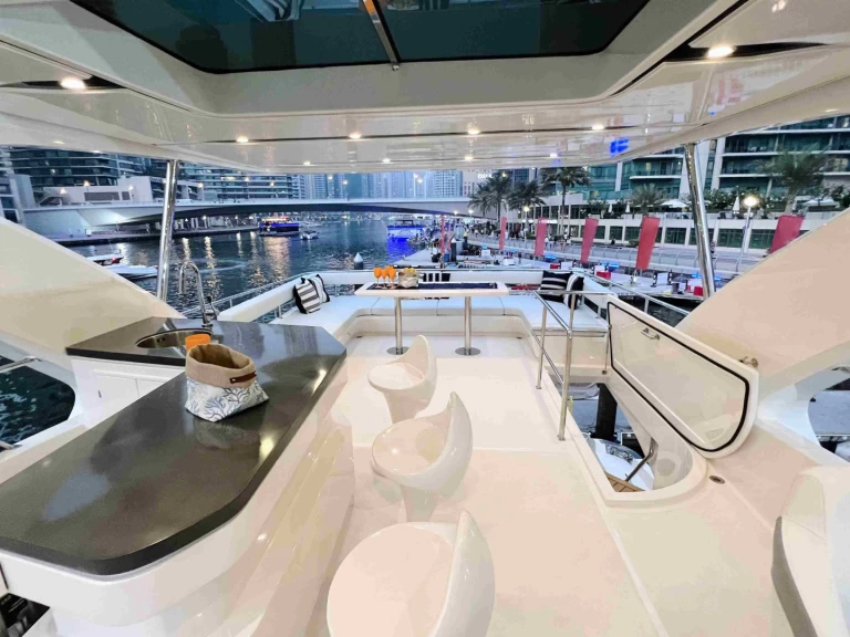 Yacht di lusso a noleggio a Dubai Marina al miglior prezzo