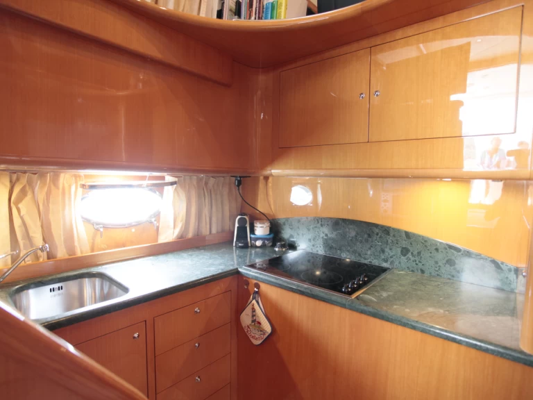 Noleggio Yacht di lusso Uniesse con patente nautica