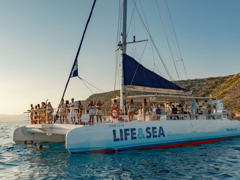 Noleggio Catamarano Drassanes Dalmau con patente nautica