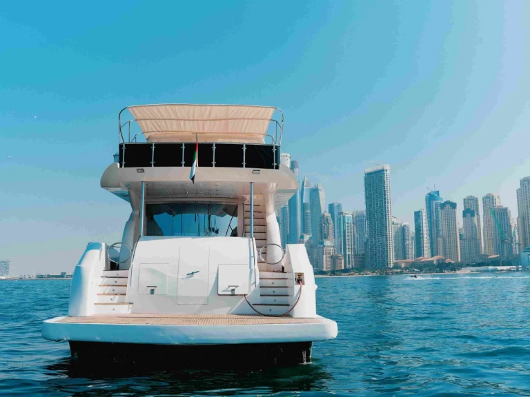 Noleggiare una Majesty Yachts 92 a Dubai Marina