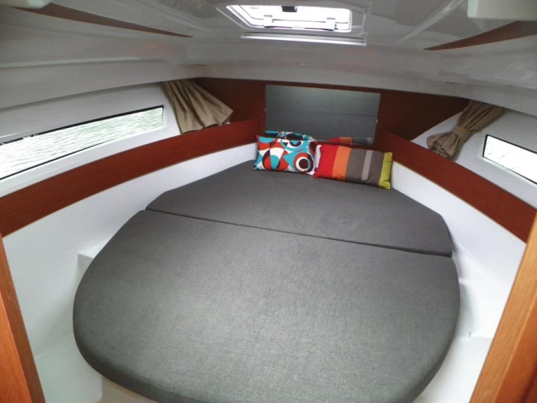 Noleggio Barca a motore Jeanneau con patente nautica