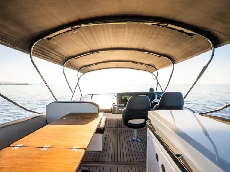 Barca a motore a noleggio a Seget Donji al miglior prezzo