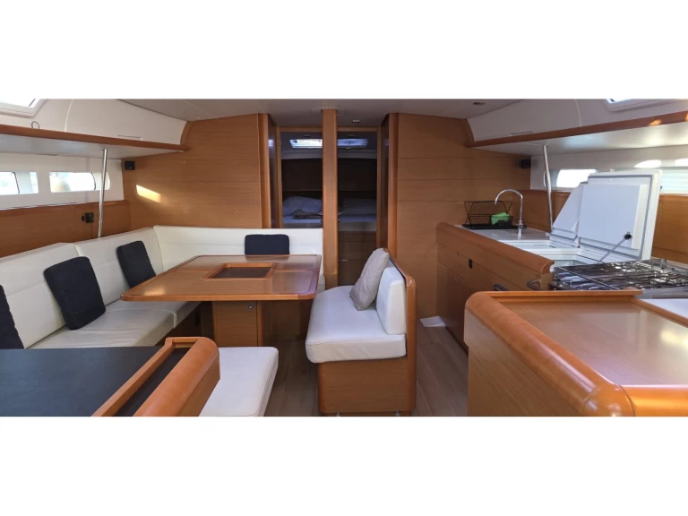 Noleggio Barca a vela Jeanneau con patente nautica