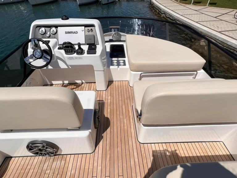 Barca a motore a noleggio a Sebenico al miglior prezzo