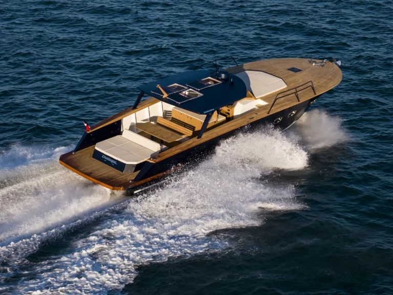 Barca a motore a noleggio a Port de Cavalaire-sur-Mer al miglior prezzo