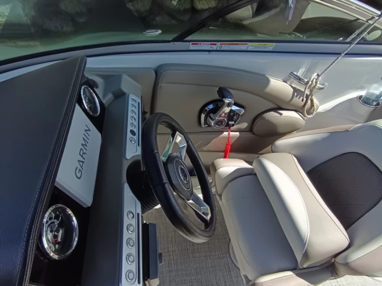 Noleggiare una Crownline E255 a Dénia