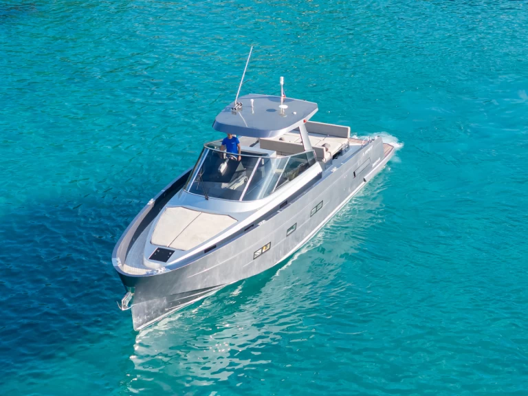 Barca a motore a noleggio a Port de Cavalaire-sur-Mer al miglior prezzo