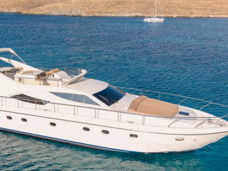 Noleggio Yacht di lusso Ferretti con patente nautica