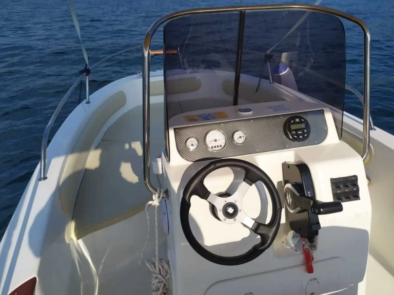 Noleggio Barca a motore Mingolla con patente nautica