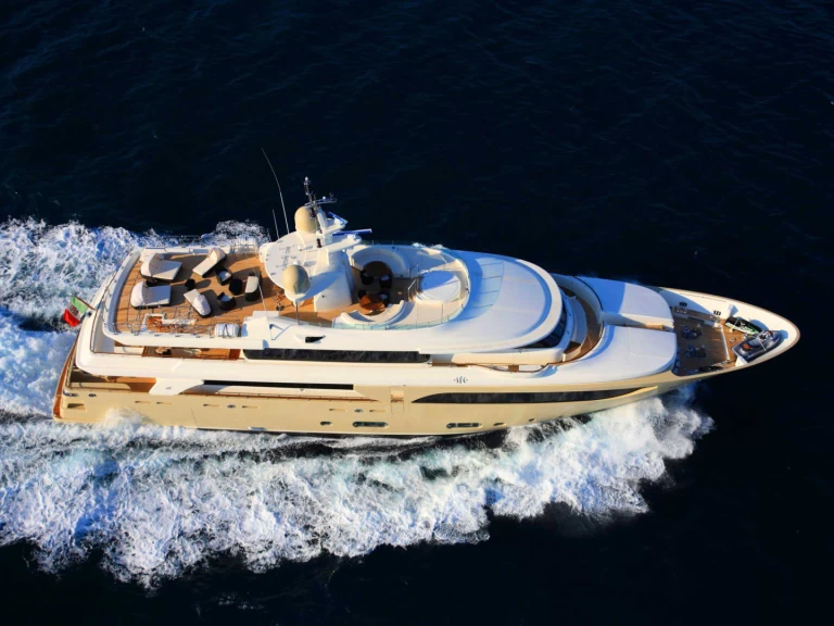 Noleggiare una Crn 150 a Dubai Marina