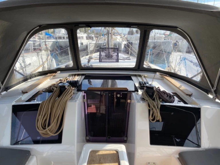 Barca a vela a noleggio a Gouviá al miglior prezzo