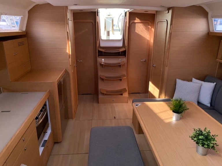 Barca a vela a noleggio a Gouviá al miglior prezzo