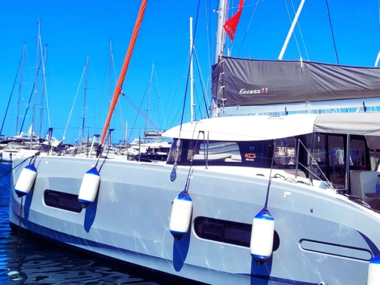 Noleggiare una Excess Excess 11 a Álimos