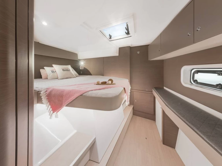 Catamarano a noleggio a Lávrio al miglior prezzo