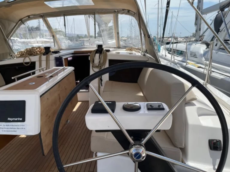 Noleggiare una Dufour Dufour 430 Grand Large a Atene