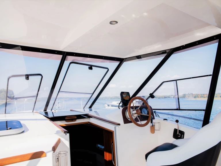 Noleggio barche Futura 860 a Ogonki su Samboat