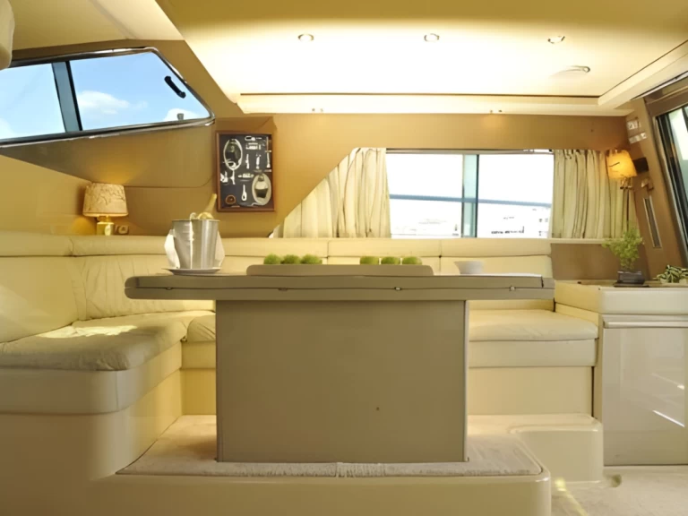 Barca a motore a noleggio a Agios Nikolaos al miglior prezzo