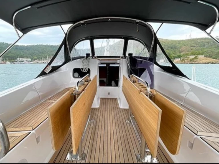 Barca a vela a noleggio a Álimos al miglior prezzo