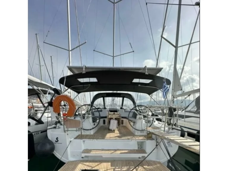 Noleggiare una Bénéteau Oceanis 40.1 a Álimos