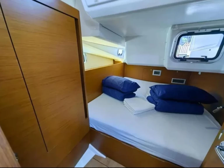 Noleggio Barca a vela Jeanneau con patente nautica