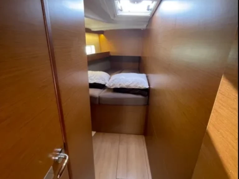 Barca a vela a noleggio a Álimos al miglior prezzo