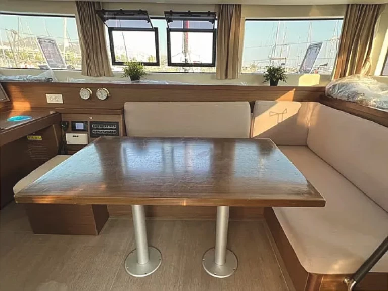 Catamarano a noleggio a Álimos al miglior prezzo