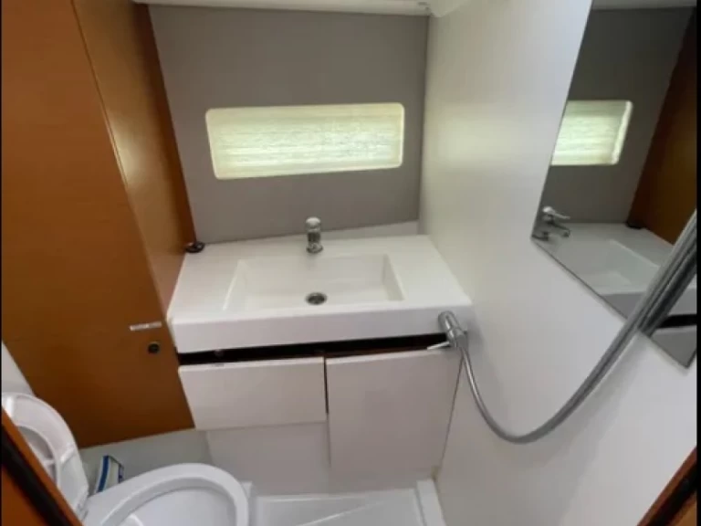 Noleggiare una Jeanneau Sun Odyssey 490 a Álimos