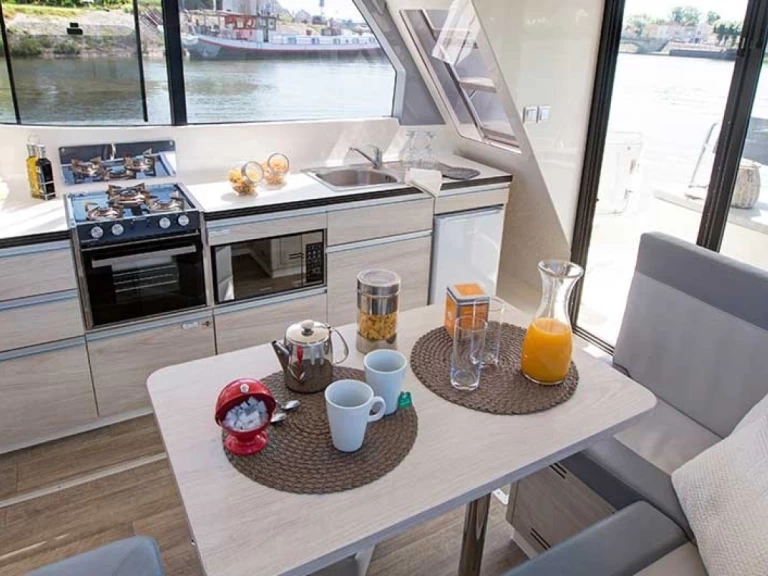 Noleggio Houseboat Premier con patente nautica
