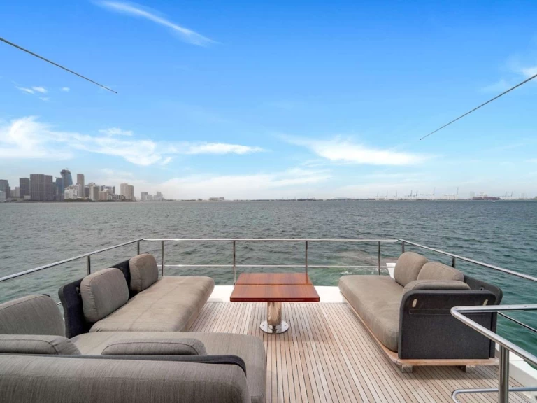 Noleggio Yacht di lusso Azimut con patente nautica