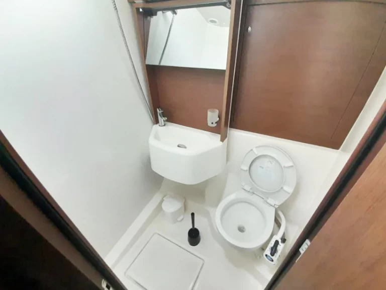 Barca a vela a noleggio a Álimos al miglior prezzo