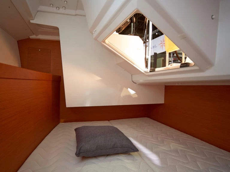 Noleggio Barca a vela Jeanneau con patente nautica