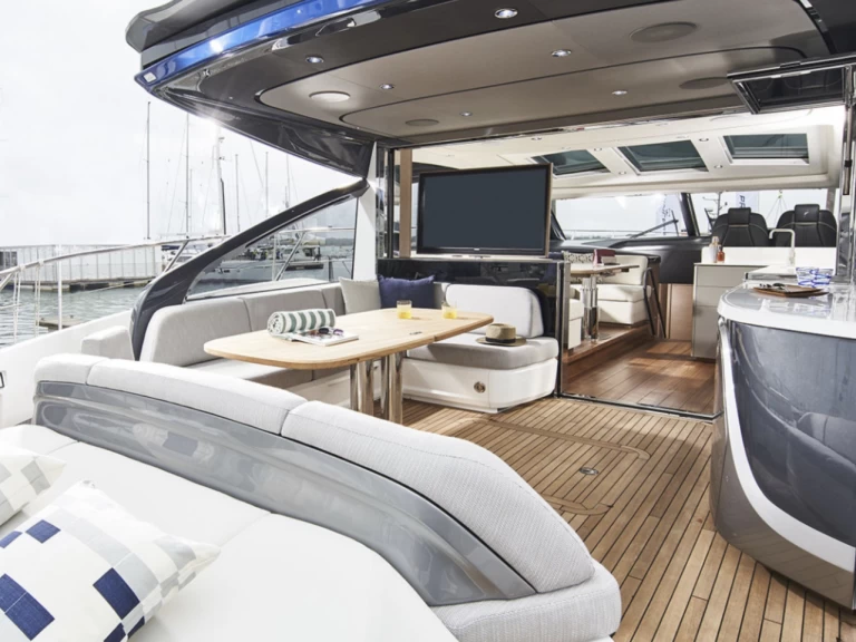 Noleggiare una Princess Princess V55 a Port de Saint Tropez