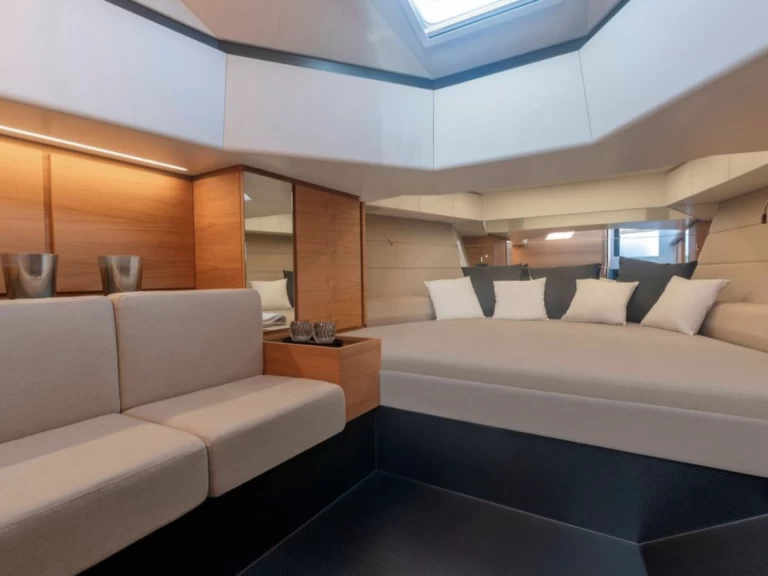 Barca a motore a noleggio a Port de Saint Tropez al miglior prezzo