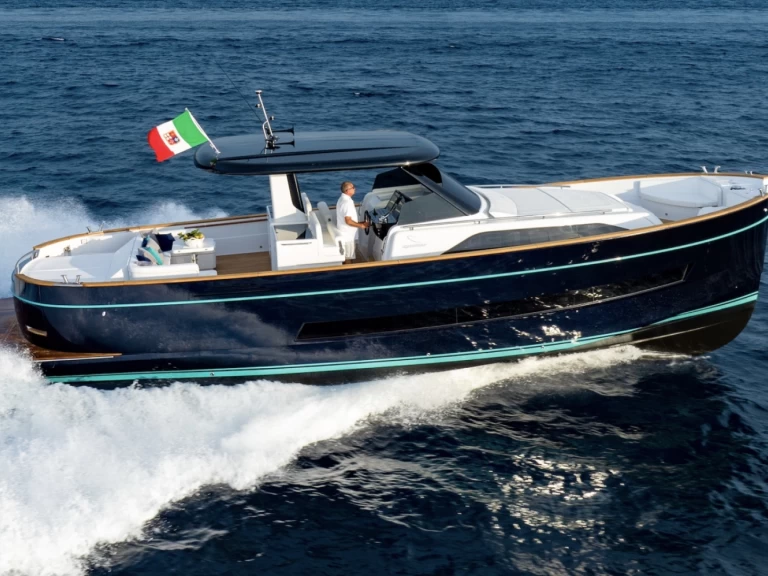 Barca a motore a noleggio a Port de Saint Tropez al miglior prezzo