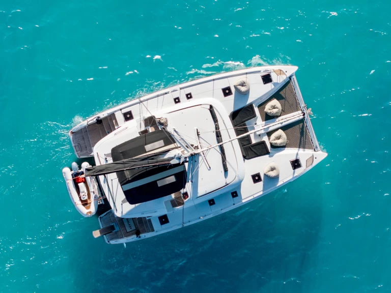 Catamarano a noleggio a Álimos al miglior prezzo