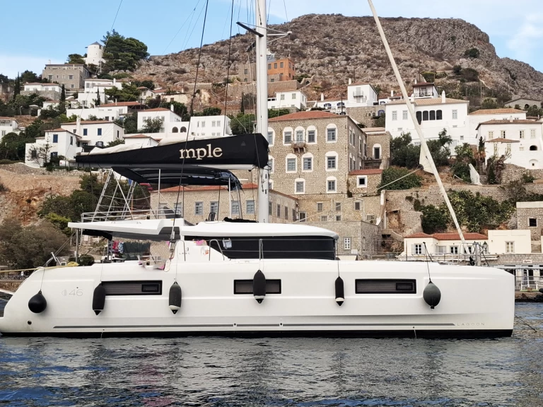 Catamarano a noleggio a Álimos al miglior prezzo