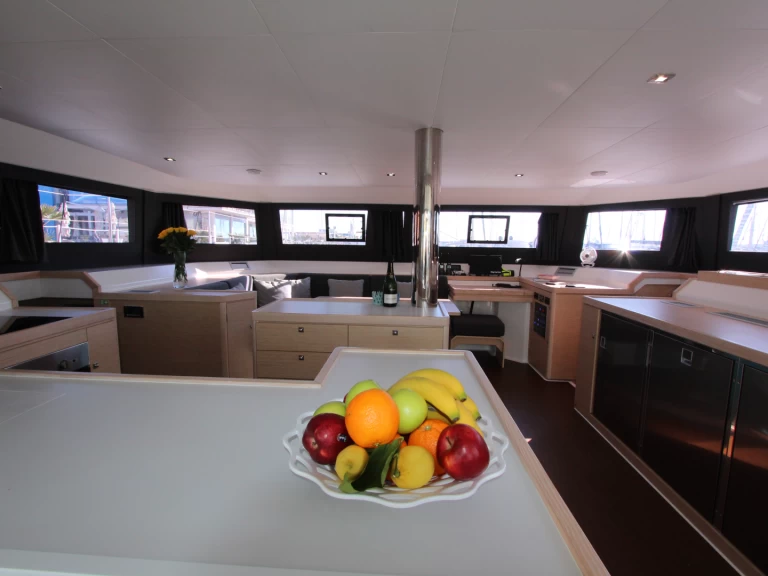 Noleggiare una Dufour Dufour Catamarans 48 Sail a Castiglioncello