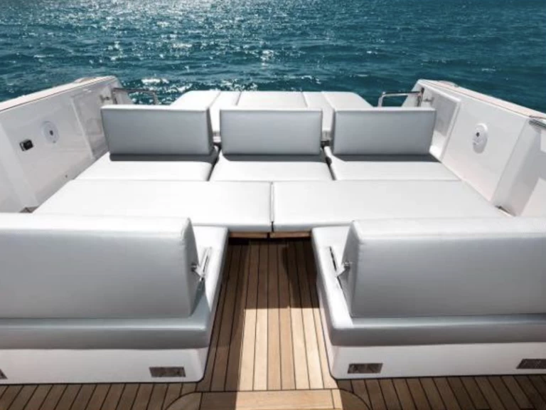 Barca a motore a noleggio a Port de Saint Tropez al miglior prezzo