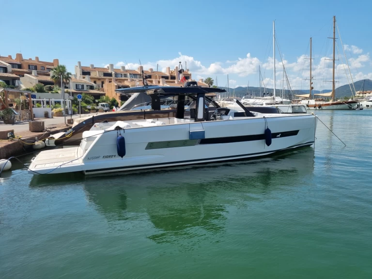 Noleggio Barca a motore a Port de Saint Tropez – Fjord Fjord 44 Open