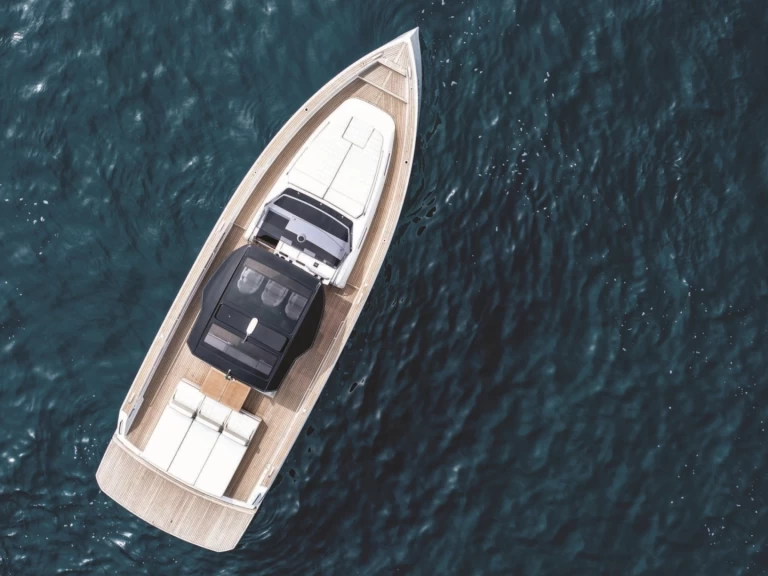 Barca a motore a noleggio a Port de Saint Tropez al miglior prezzo