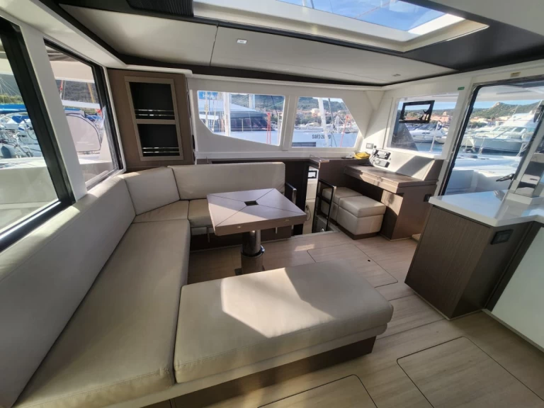 Noleggio Catamarano a Cannigione – Leopard Catamarans / Robertson & Caine Leopard 45