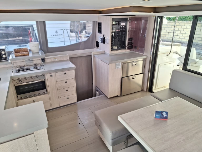 Noleggio Catamarano a Furnari – Leopard Catamarans / Robertson & Caine Leopard 45