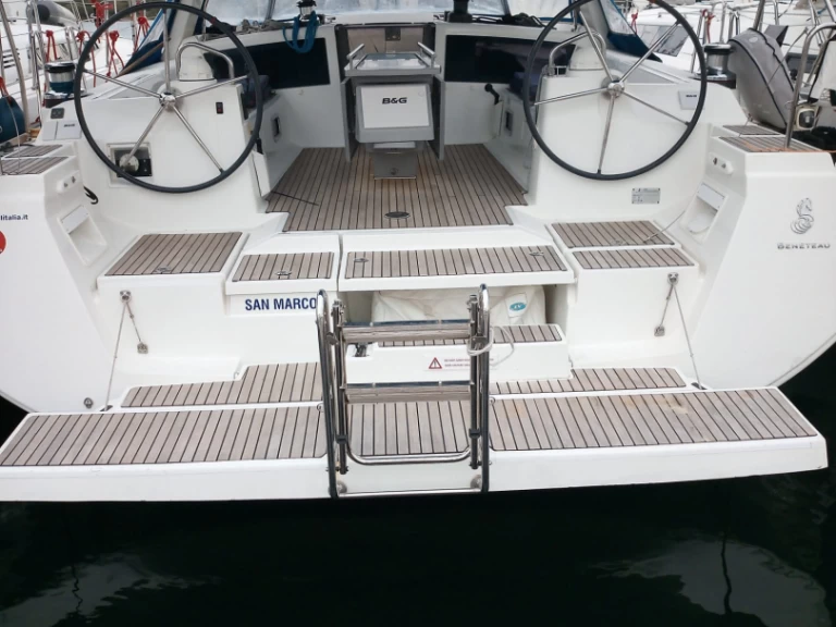 Noleggiare una Bénéteau Oceanis 48 a Procida