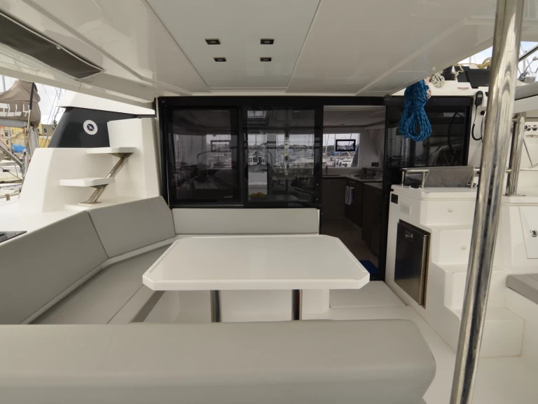 Noleggio Catamarano a Procida – Leopard Catamarans / Robertson & Caine Leopard 42 - 4 cab.