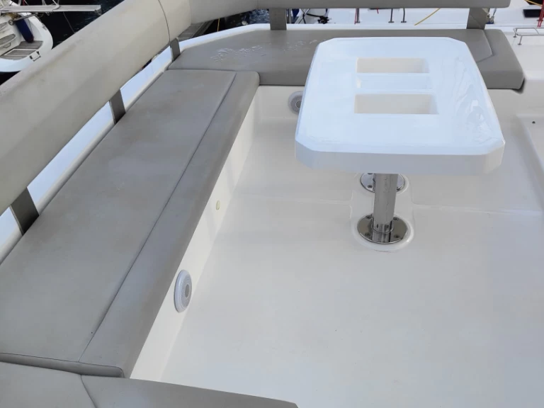 Noleggiare una Leopard Catamarans / Robertson & Caine Leopard 45 a Procida