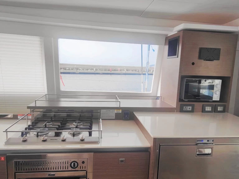 Noleggiare una Leopard Catamarans / Robertson & Caine Leopard 50 - 5 + 1 cab a Procida