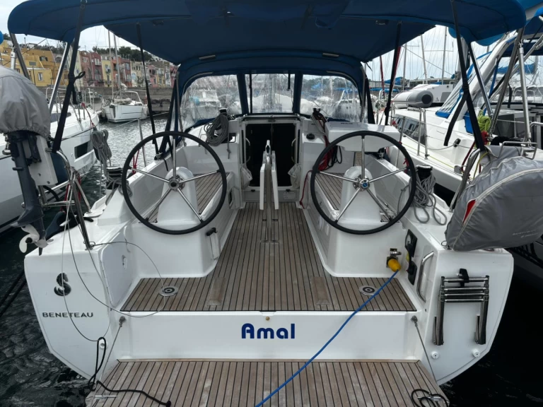 Barca a vela a noleggio a Procida al miglior prezzo