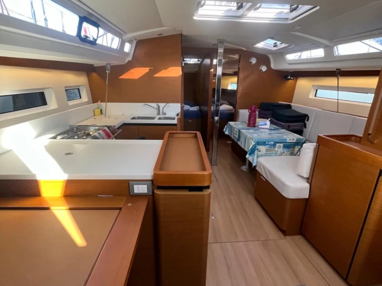 Noleggio barche Jeanneau Sun Odyssey 440 a Cannigione su Samboat