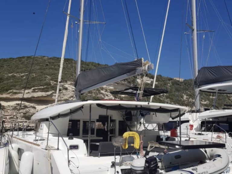 Catamarano a noleggio a Figari al miglior prezzo